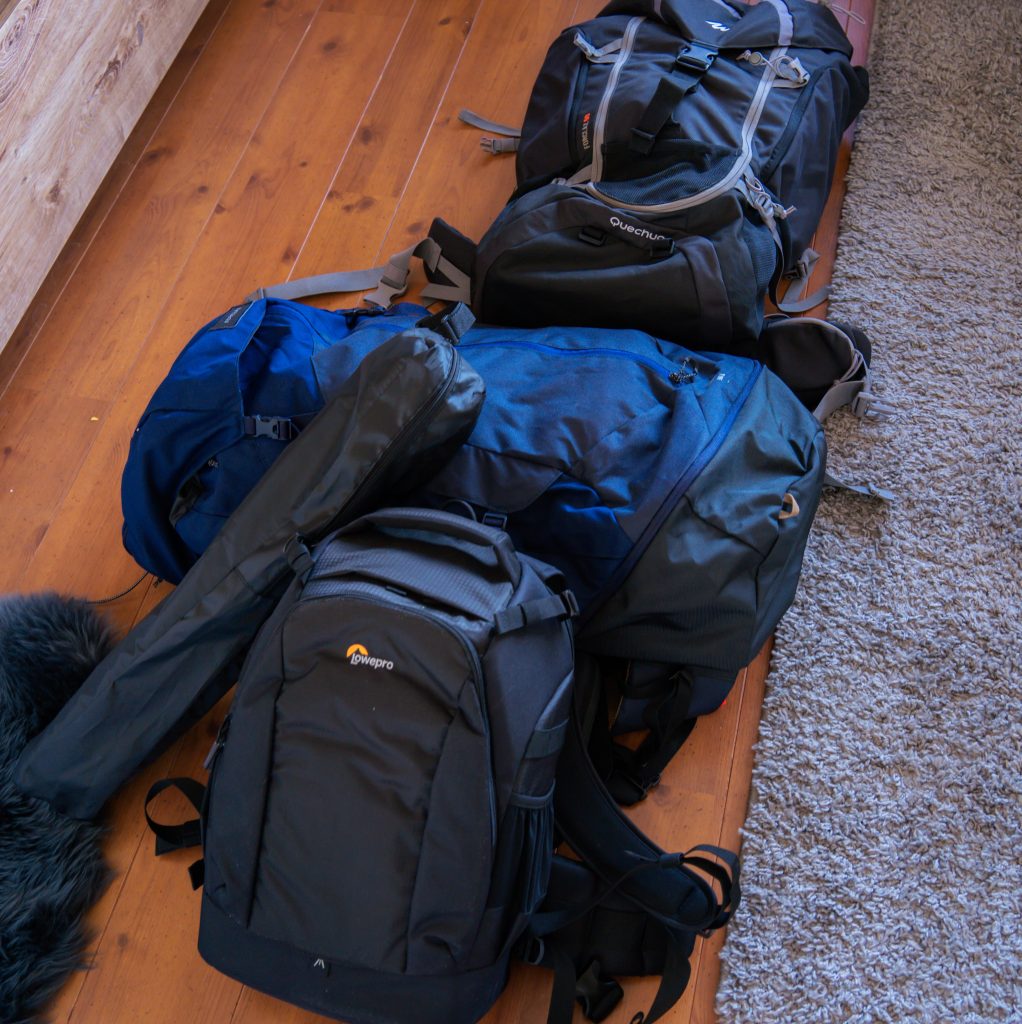 backpacks gevuld voor een jaar op reis, backpacks, reisbenodigheden, reistassen, koffers