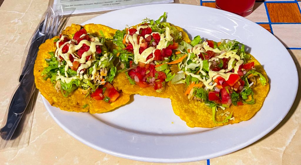 Patacones con pollo, patacones met kip, costaricaans gerecht, typishc costa ricaans eten