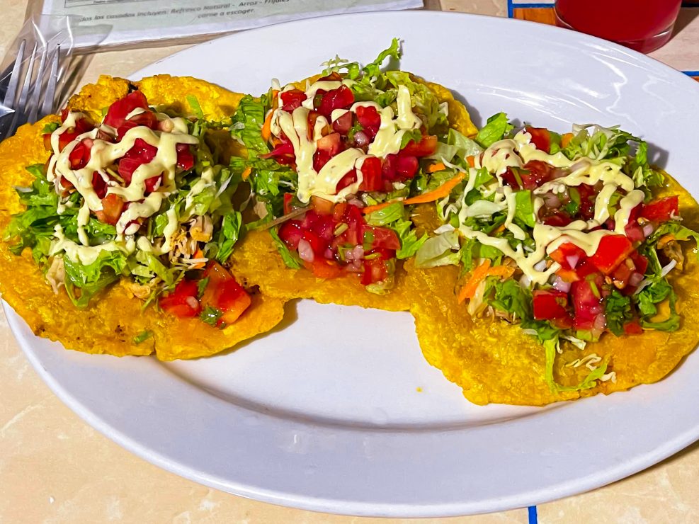 Patacones con pollo, patacones met kip, costaricaans gerecht, typishc costa ricaans eten