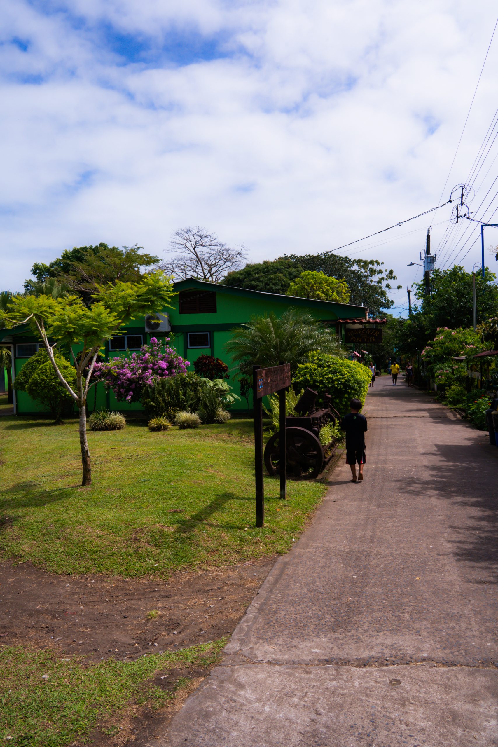 tortuguero dorp costa rica, tortuguero national park, tortuguero costa rica, hoofdstraat tortuguero