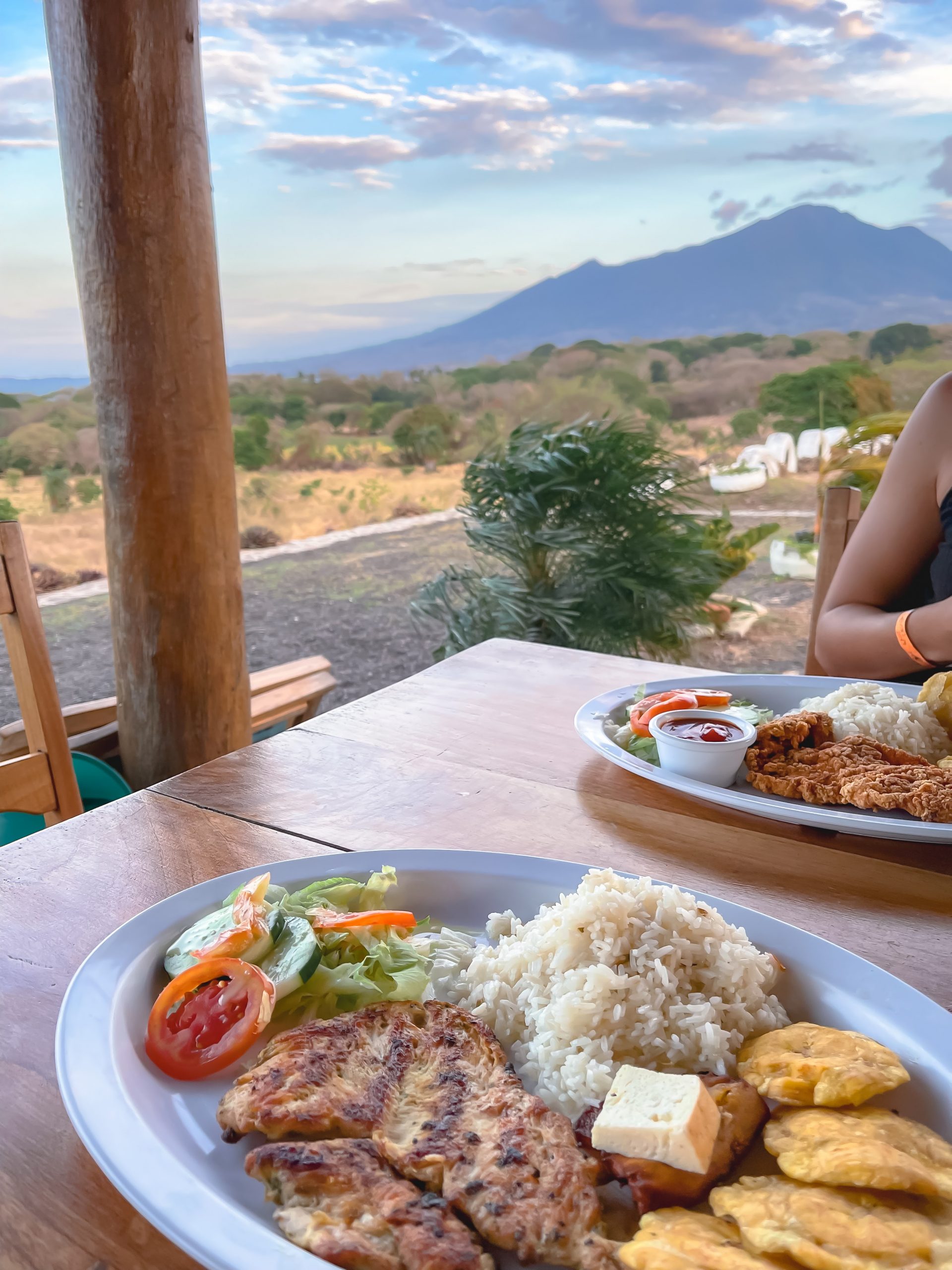 kip met rijst en patacones, gerecht nicaragua, eten nicaragua, patacone gerecht
