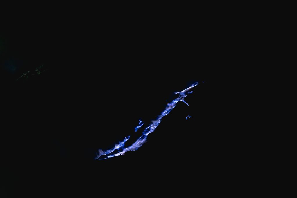 blue flames ijen, krater ijen, blauwe vlammen ijen