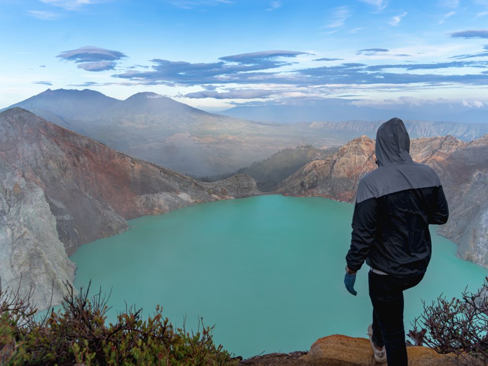 ijen krater meer, mount ijen, zuurste meer van azie, zwavelmeer, mount ijen on your own, ijen vulkaan zelf bezoeken