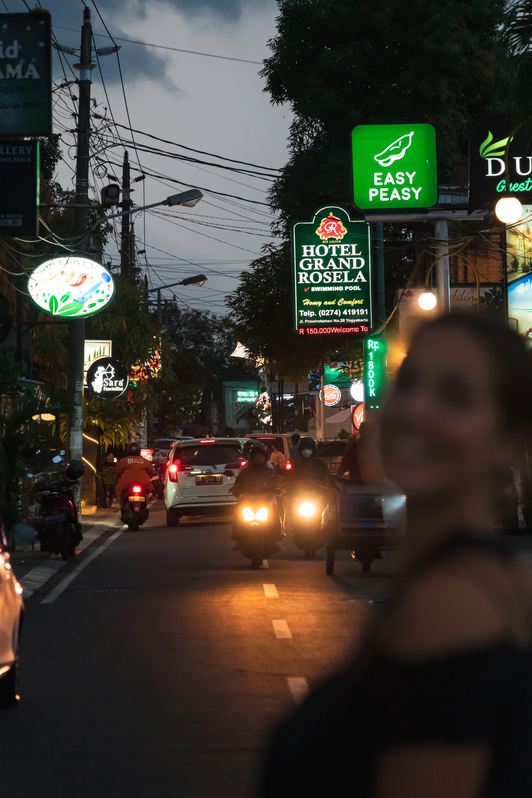 jalan pawirotaman s avonds, drukke straat yogyakarta, restaurants yogyakarta