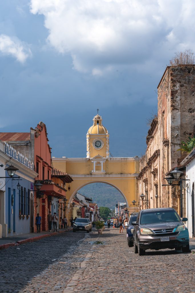 straat in antigua, antigua guatemala, anitgua stad, drukke straat in antigua, tips guatemala