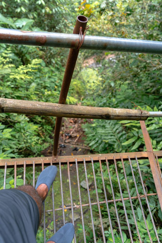 gevaarlijke afdaling naar tumpak sewu, hike naar tumpak sewu waterval, stalages naar tumpak sewu waterval