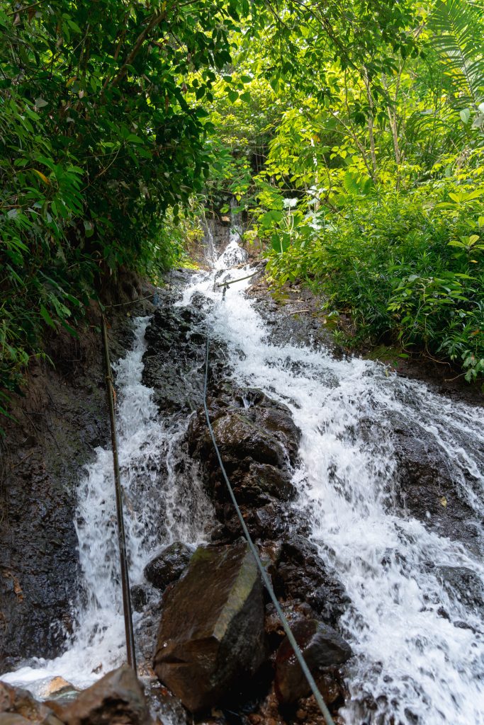 hike door waterval naar tumpak sewu, klimmen door waterval naar tumpak sewu, gevaarlijke hike naar tumpak sewu waterval