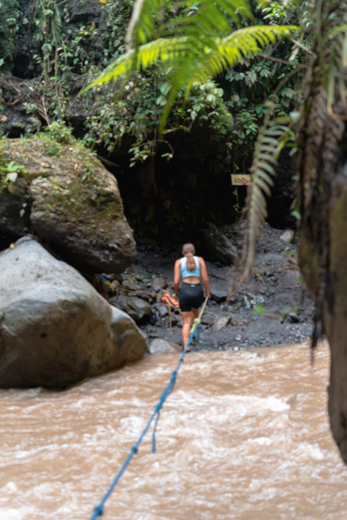 hike door water tumpak sewu, hike naar tumpak sewu waterval, spannend pad naar tumpak sewu