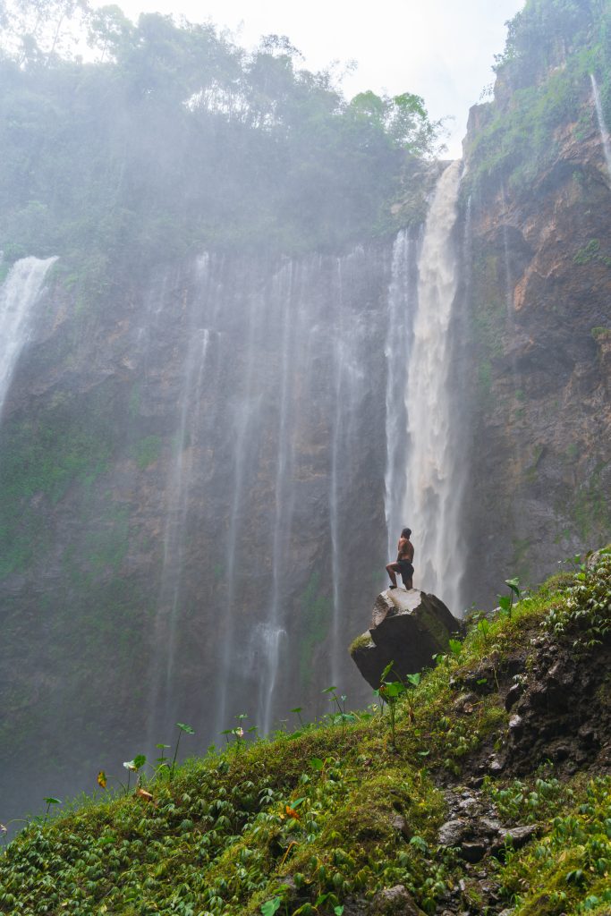 rots in tumpak sewu vallei, tumpak sewu waterval vanaf beneden, tumpak sewu waterval in de vallei