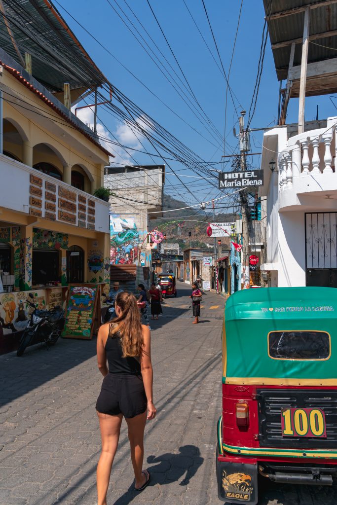 straat in san pedro, san pedro guatemala, tuktuk guatemala, tuktuk lake atitlan, vervoer guatemala
