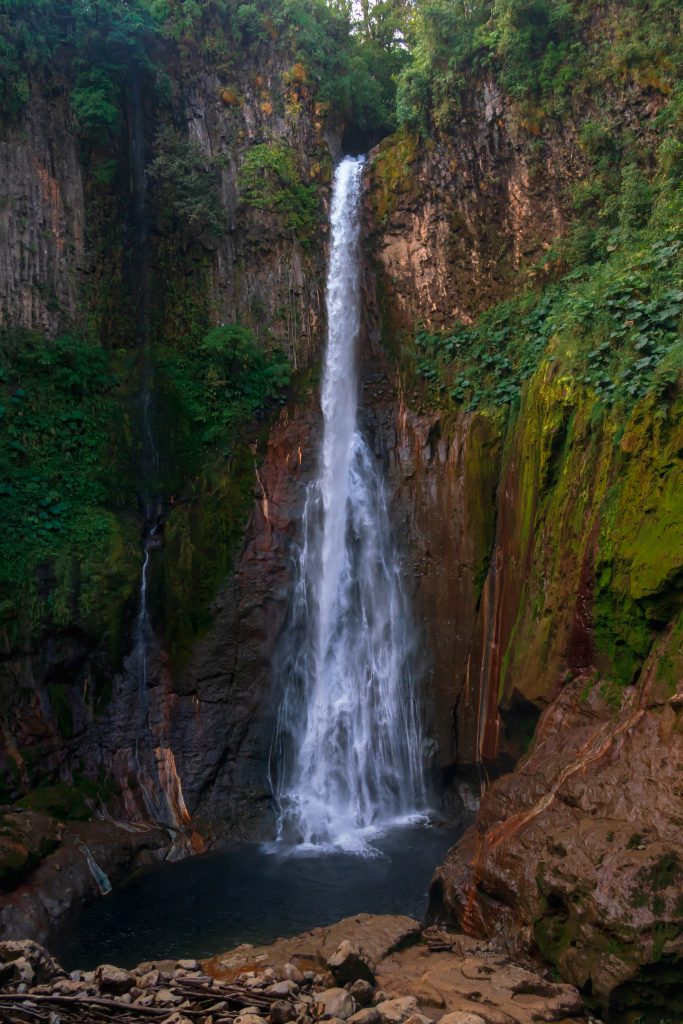 de hidden gem van costa rica, hoogste waterval costa rica, watervallen costa rica, waterval in krater, mooiste watervallen costa rica