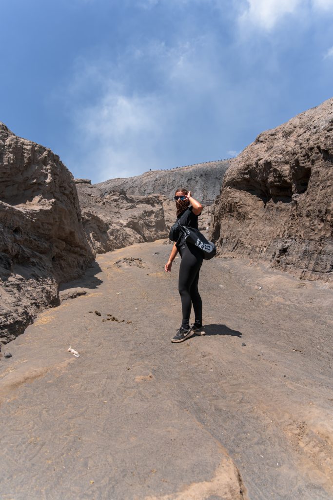 stoffig pad richting bromo, sea of sand bromo, bromo zelf beklimmen, bromo bezoeken, pad naar krater bromo