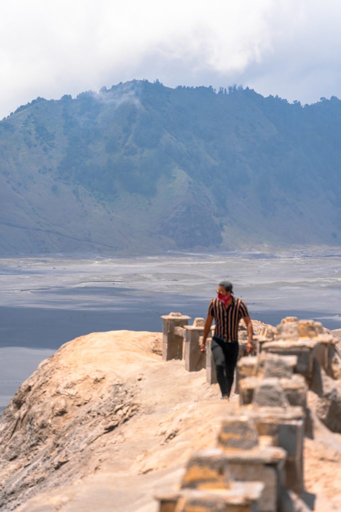 bromo krater beklimmen, bromo vulkaan bezoeken, rande van de bromo, rand van een vulkaan, vulkanen oost-java