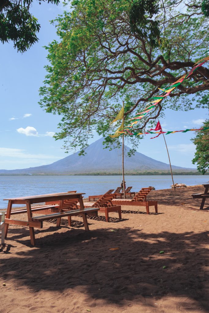 playa mangos, strand ometepe, uizicht op vulkaan ometepe, strandje ometepe, meer van nicaragua, eiland nicaragua, rondreis nicaragua