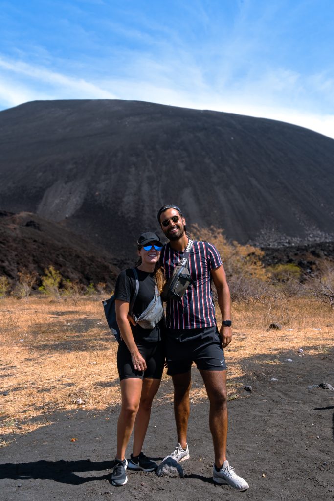onderaan de cerro negro, vulkaan beklimmen, vulkaan glijden, vulkaan bezoeken