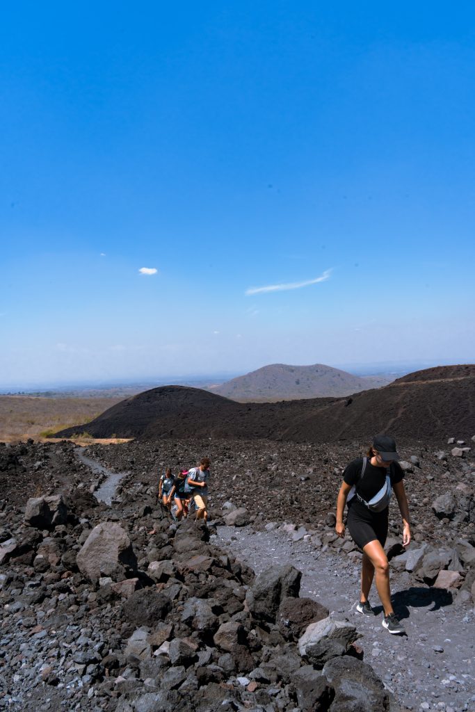cerro negro beklimmen, cerro negro bezoeken, vulkaan hike, vulkaan beklimmen, vulkanisch steen, vulkanisch zand