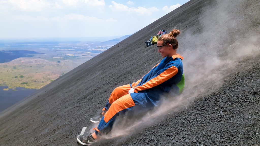 vulkaanboarden, vulkaanboarden cerro negro, vulkaanboarden nicaragua, van een vulkaan glijden, van een vulkaan sleeen