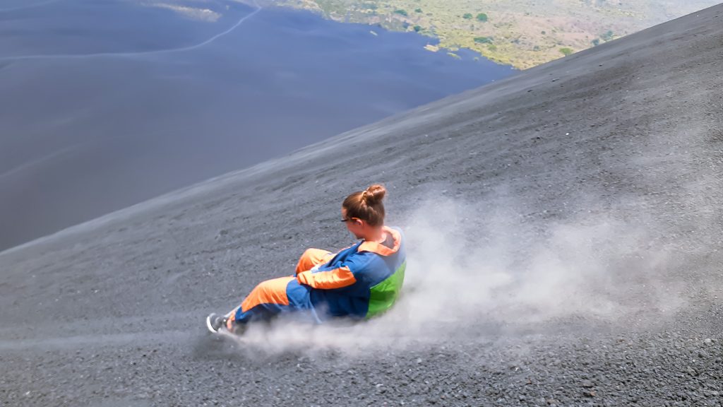 volcano boarding, vulcano gliding, sliding a volcano, vulkaan glijden, cerro negro boarding