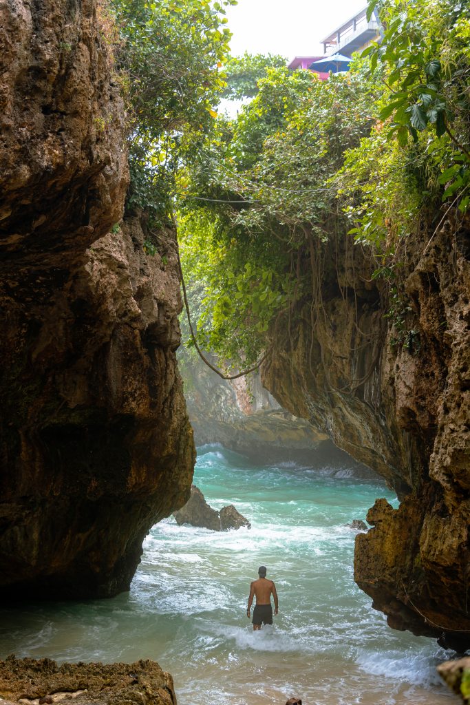 suluban beach, mooiste stranden uluwatu, rustige stranden bali, verborgen stranden bali, prachtige stranden uluwatu