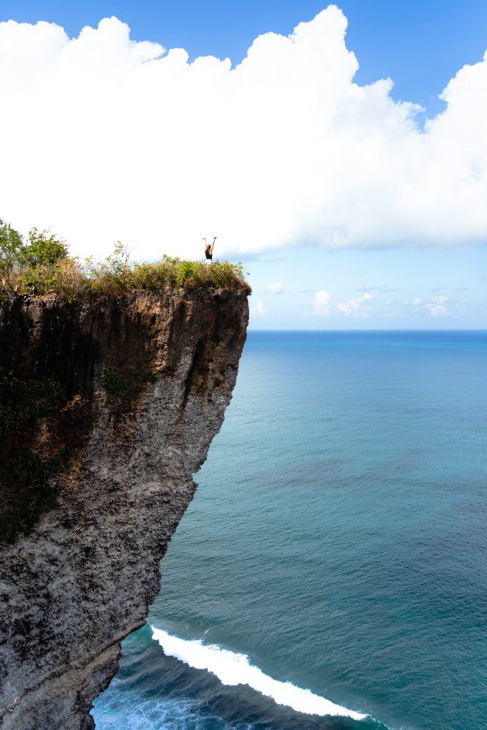 karang boma cliff, kliffen uluwatu, hoge klif uluwatu, wat te doen in uluwatu, hotspots uluwatu