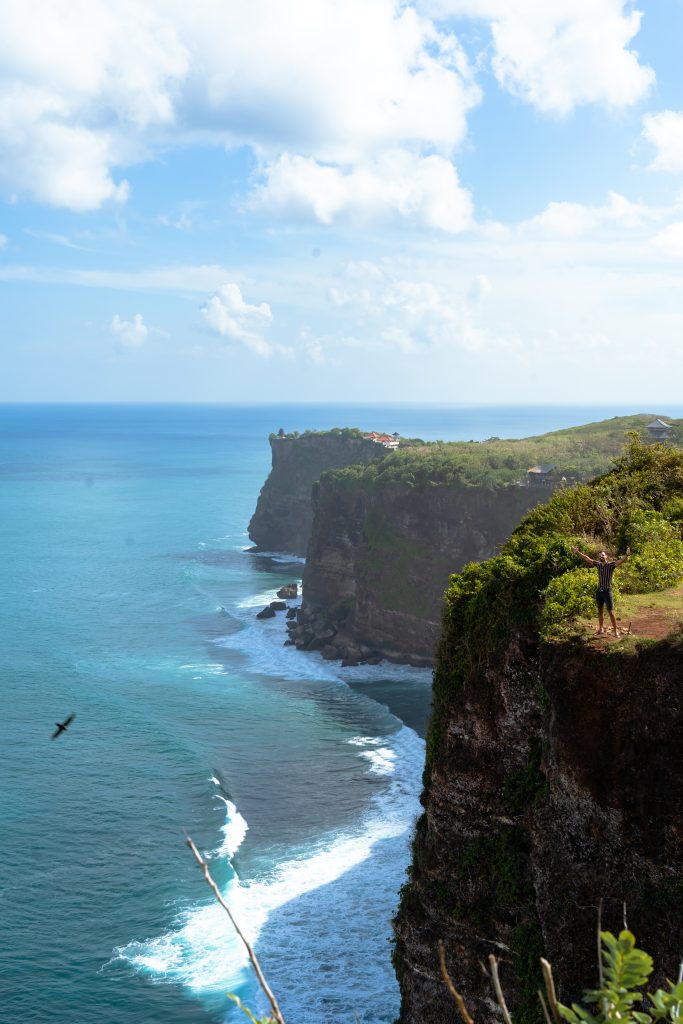 klif uluwatu, kliffen bezoeken uluwatu, wat te doen in bali, bezienswaardigheden uluwatu