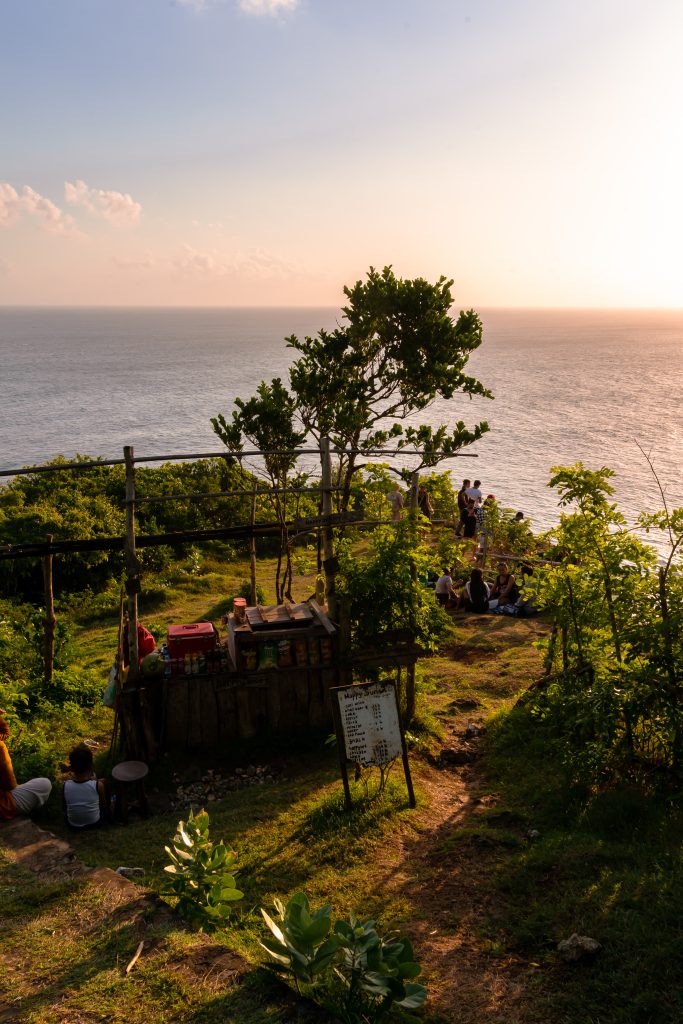 happy sunset batujaran, sunset point uluwatu, sunset, zonsondergang uluwatu, chillen uluwatu