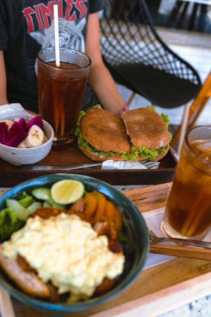 lunch in bali, cafe voor lunch, broodjes en bowl met ice tea