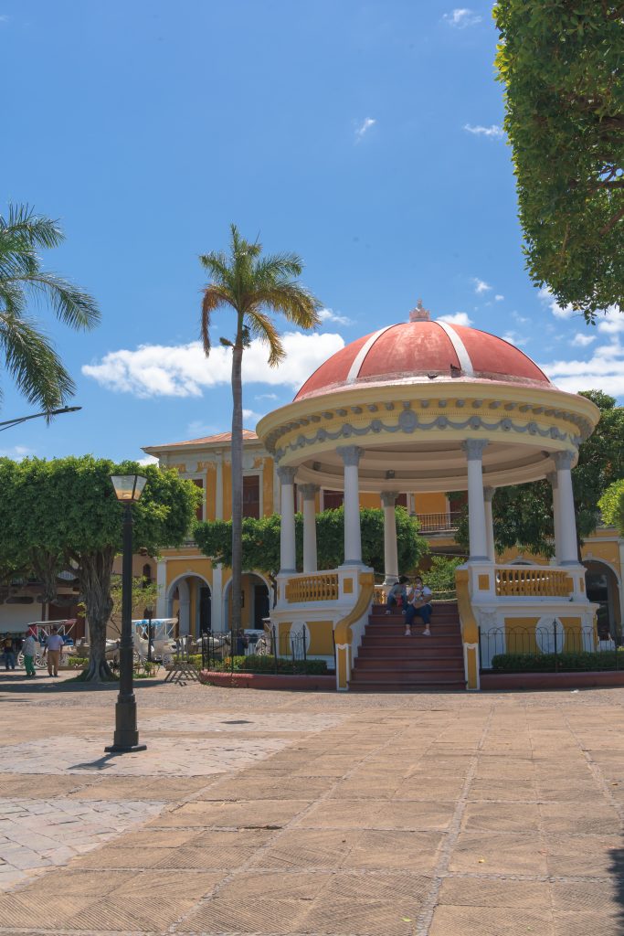 centraal plein granada, stad in nicaragua, wat te doen in nicaragua, reizen door nicaragua