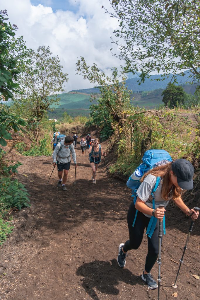 begin pad acatenango hike, vulkaan beklimmen guatemala, activiteiten vanuit antigua