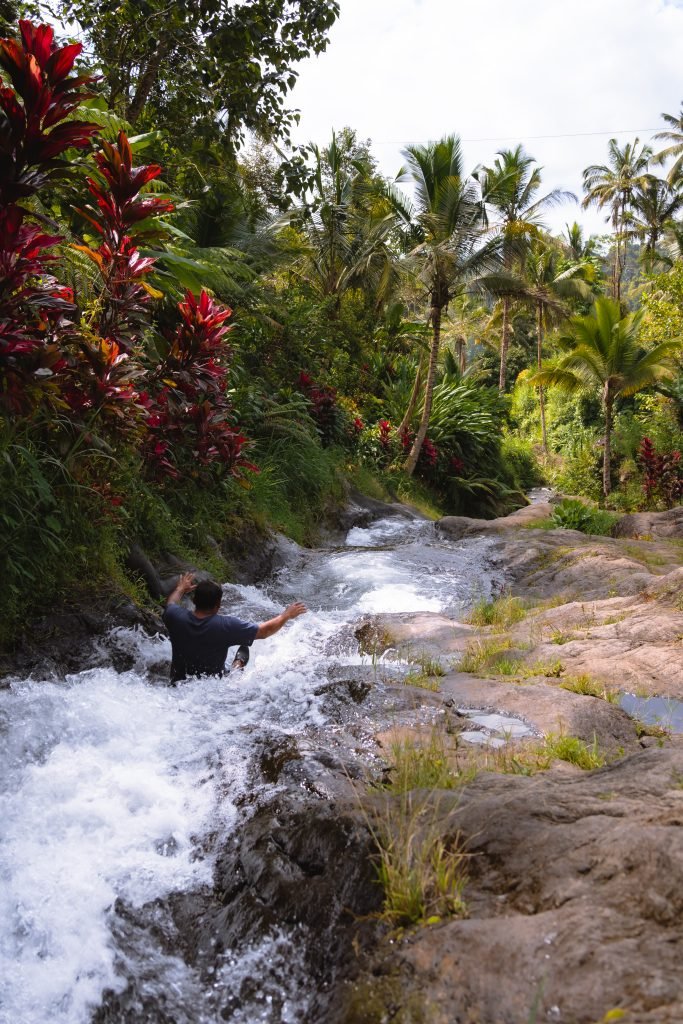 lemuki waterslide bali, natuurlijke waterglijbanen, watervallen noord-bali